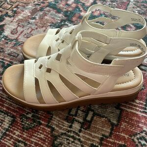 Baretrap sandals with velcrow